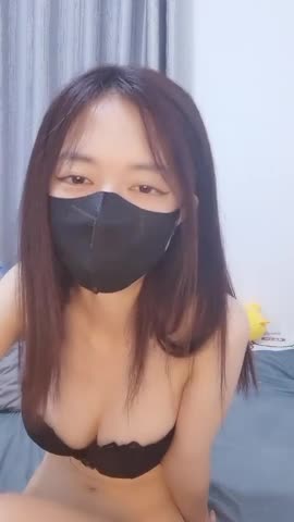 新人甜美少女！苗条身材美乳！揉捏抖动，双指插入猛扣，手法非常熟练，翘起屁股后面扣弄海报剧照